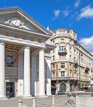 Piazza della Borsa Piazza della Borsa con il Palazzo della Borsa vecchia a Trieste © Boerescu/Shutterstock