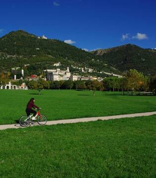 Il nucleo antico Vista su Gubbio pedalando in bicicletta © Fabio Ercoli, concorso fotografico TCI Italia in bicicletta