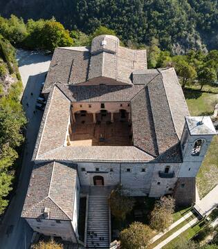 Verso la Basilica di Sant'Ubaldo Basilica di Sant'Ubaldo © Pierre06/Shuttestock.com