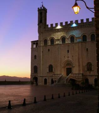 Il nucleo antico Piazza grande a Gubbio © Antonella Bosurgi, concorso fotografico TCI Cieli d'Italia