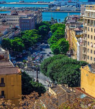 Marina L’alberato largo Carlo Felice e vista del porto © Torruzzlo/Shuttestock.com