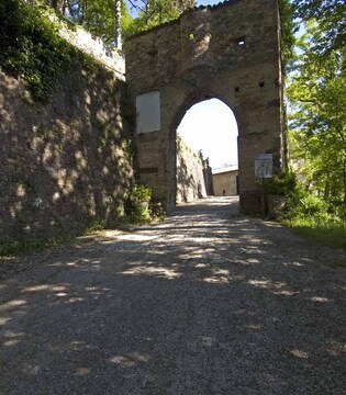 Bianello Il portale d'accesso alla cinta fortificata © Mario Vianelli