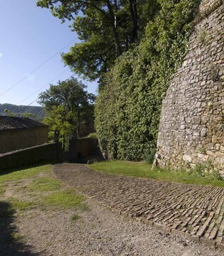 Bianello All'interno della cinta fortificata © Mario Vianelli