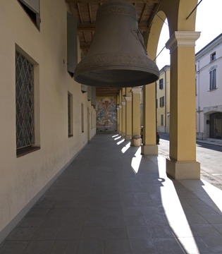 Brescello Via Giglioli, campana di Peppone (Mario Vianelli) © Mario Vianelli