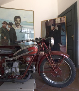 Brescello Museo di Peppone e don Camillo, ingresso e sidecar di Peppone © Mario Vianelli