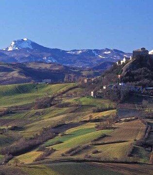 Rossena Il castello ed il crinale appennini © Mario Vianelli