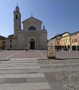 Brescello Piazza Matteotti e chiesa di Santa Maria Nascente © Mario Vianelli