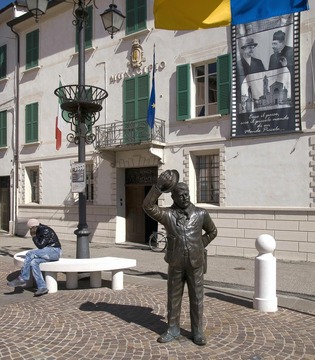 Brescello Piazza Matteotti, Municipio e statua di Peppone © Mario Vianelli