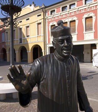 Brescello Piazza Matteotti, statua di don Camillo © Mario Vianelli
