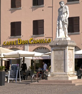 Brescello Piazza Matteotti, statua di Ercole del Sansovino © Mario Vianelli
