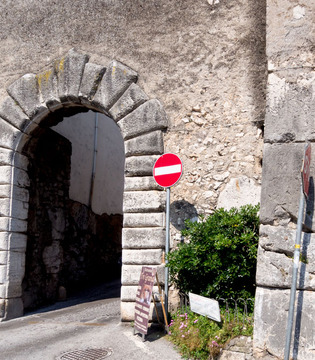 Alatri Le mura poligonali con la porta San Francesco ©Natalino Russo