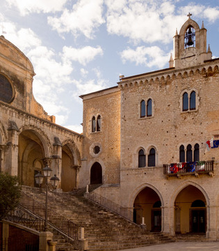 Priverno La facciata di Santa Maria Annunziata e il palazzo comunale ©Natalino Russo