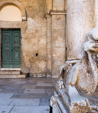 Priverno Leoni stilofori sulla facciata del Duomo di Santa Maria Annunziata ©Natalino Russo