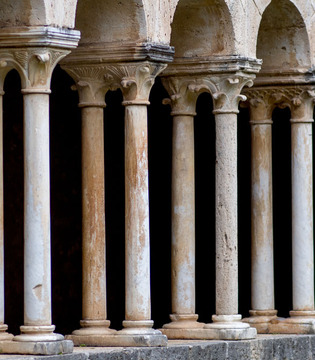 Sermoneta Chiostro dell'Abbazia di Valvisciolo ©Natalino Russo