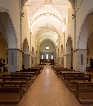 Sermoneta La navata centrale della chiesa dell'Abbazia di Valvisciolo ©Natalino Russo