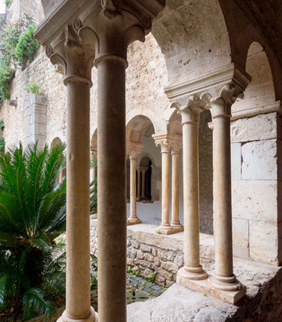 Sermoneta Chiostro dell'Abbazia di Valvisciolo ©Natalino Russo