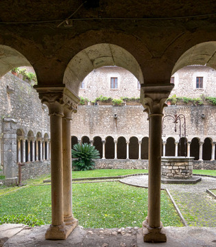 Sermoneta Chiostro dell'Abbazia di Valvisciolo ©Natalino Russo