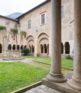 Sermoneta Chiostro dell'Abbazia di Valvisciolo ©Natalino Russo